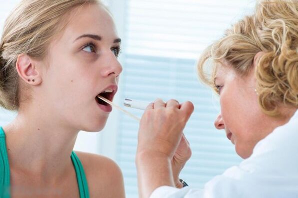 Liječnik pregledava usnu šupljinu na prisutnost papiloma